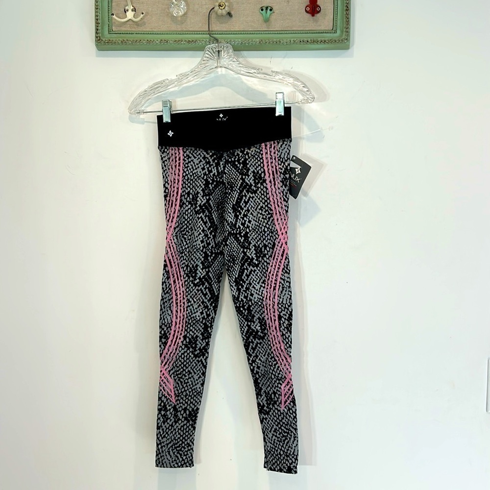 NUX Perfect fit seamless vesper silver pink cropped length legging pants small